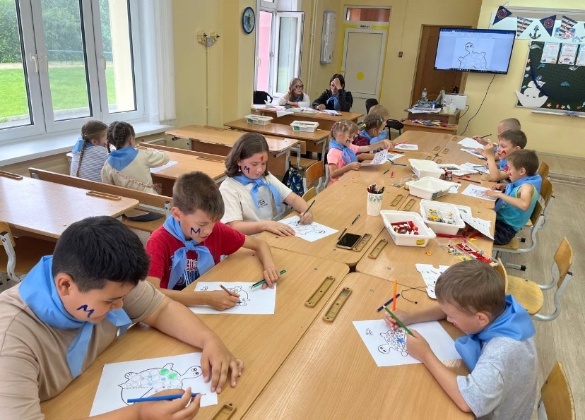 Ребята отряда  «Морской» продолжают оформление отряда